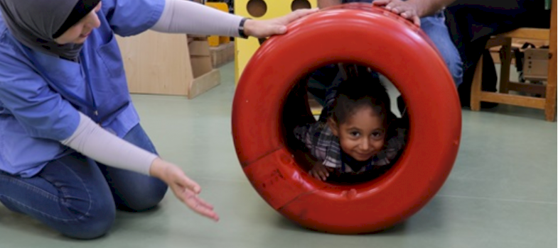 الآباء يرافقون أطفالهم من ذوي الإعاقة الى الجلسات العلاجية